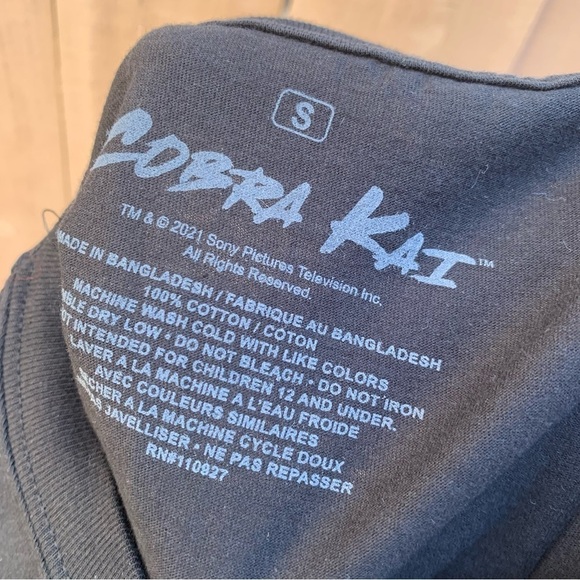 Officially Licensed Cobra Kai Never Dies S/S Shirt Size SMALL NEW D68 - Picture 4 of 4